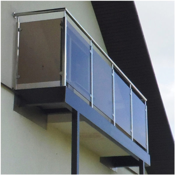 Ограждение балкона из нержавейки и стекла