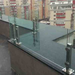 Ограждение из нержавейки и стекла для крыши